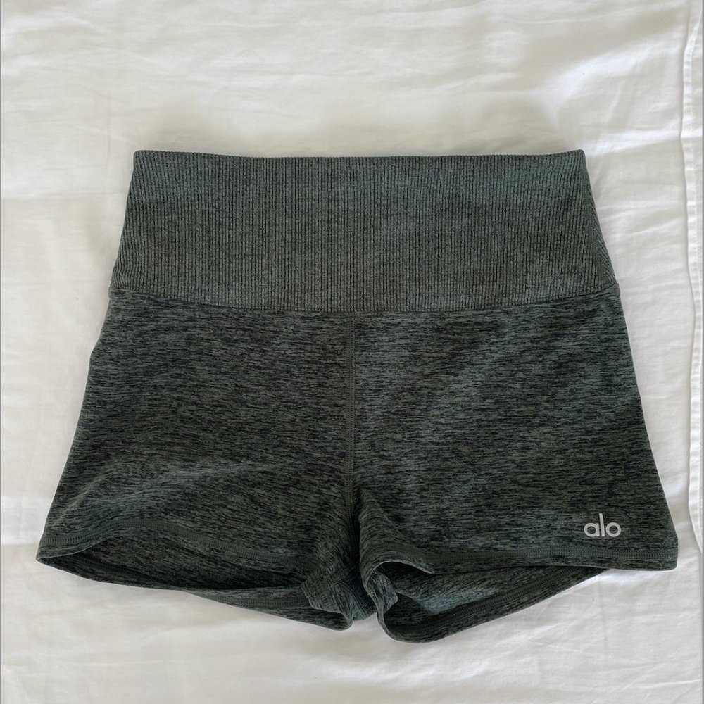 ALO YOGA Green Booty-Shorts Size Small